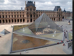 Vue sur la Pyramide du Louvre, depuis le mus&eacute;e
